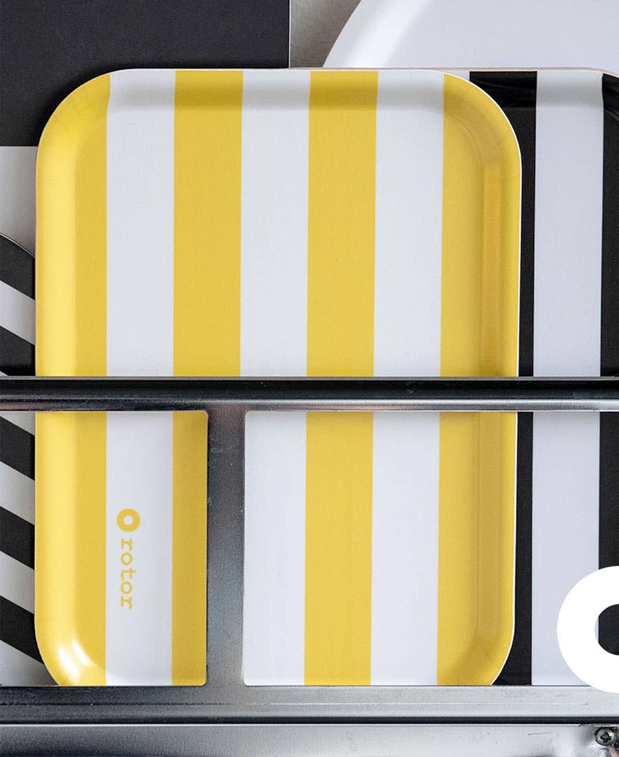 Keltainen Stripes-tarjotin lähikuvassa